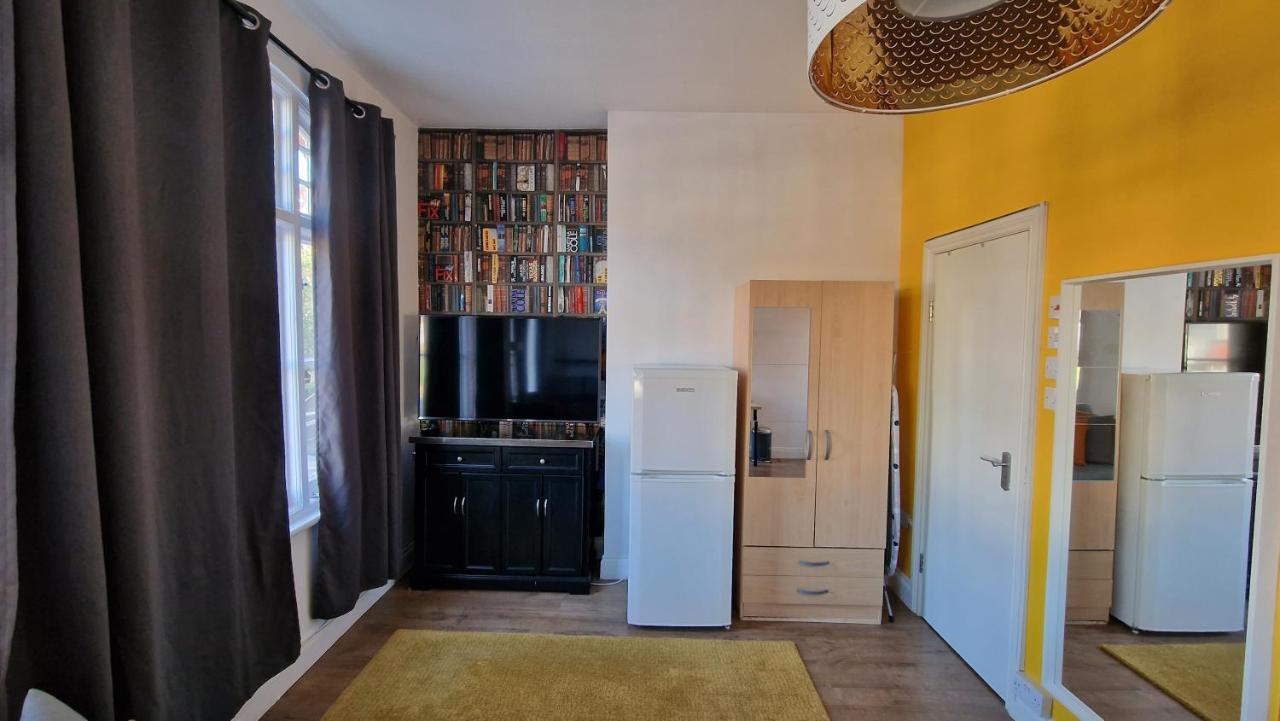 Private Self-Contained Studio Close To Hampstead, Golders Green & Camden Town Apartment London Exterior photo